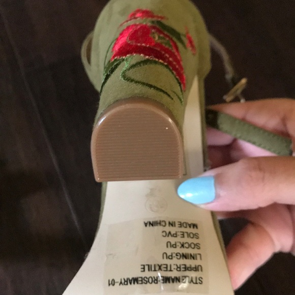 High heeled shoes with embroidered rose on heel. - Picture 4 of 5